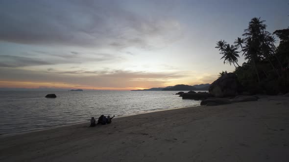 Slowly move toward group of friends take selfie at beach alt