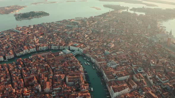 Cinematic establishing slider shot of Central Venice Ponte di Rialto bridge at sunrise alt