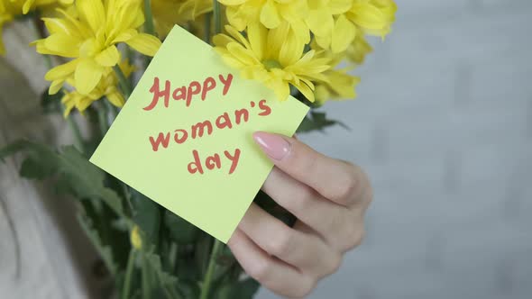 Flowers with the wishes of a happy women's day. alt