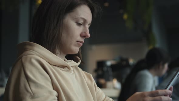 Woman With Smartphone In Cafe alt