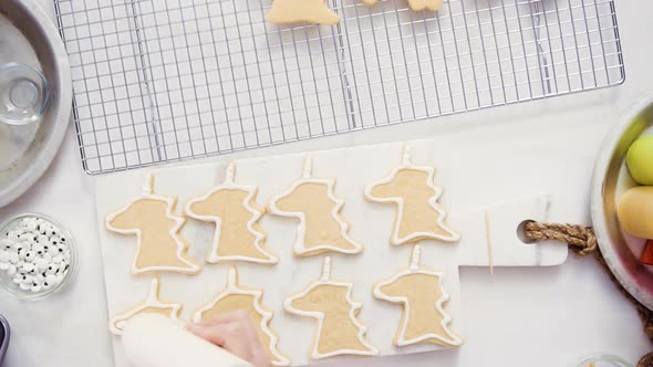 Top view. Step by step. Decorating unicorn shaped sugar cookies with royal icing for little girl bir alt