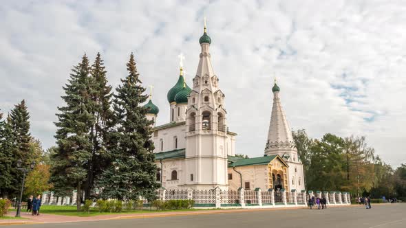 View of the Church of Elijah the Prophet in Yaroslavl in front of a cloudy sky alt