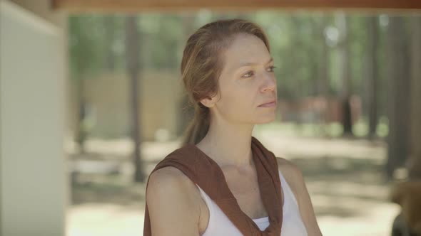 Mature woman, portrait alt