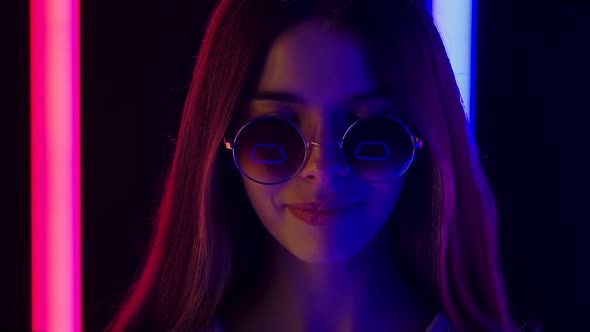 Portrait Pretty Young Beautiful Woman Stylish Round Sunglasses Looking Camera Smiles alt