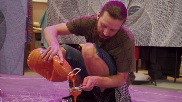 A Talented Painter is Filtering Paints alt