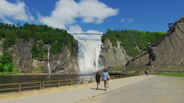 Visiting the Montmorency Falls alt