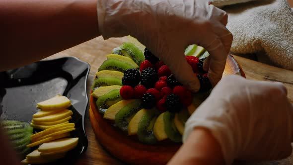 Arrange the Apple and Kiwi Slices on the Cheesekake alt