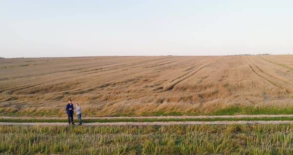 Young Farmers Discussing At Maize Field alt