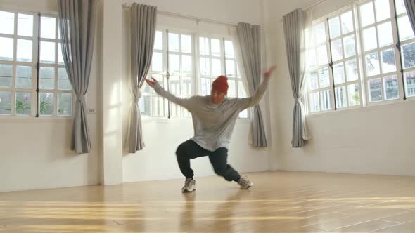 Funny Asian Man Dancing alt