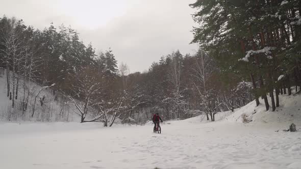 Extreme Mountain Biking in the Snowcovered Forest alt