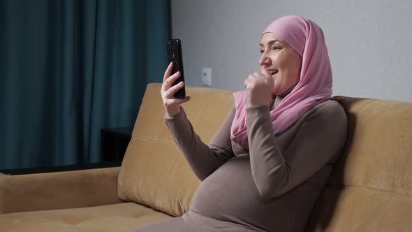 Pregnant Muslim Discovers Good News Talking Via Videocall alt