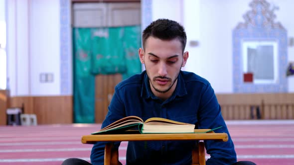 Young Muslim Who Recite the Quran Mosque alt