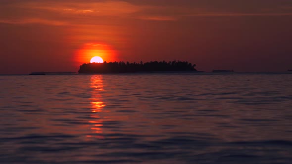 View of a scenic tropical island at sunset in the Maldives. alt
