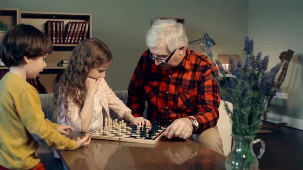 Kids Learning to Play Chess alt