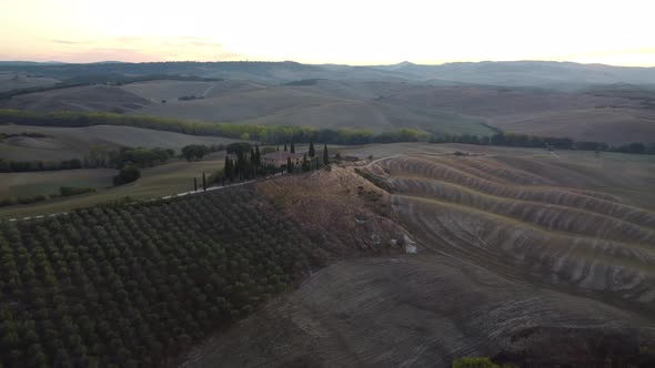 Val d'Orcia Rolling Hills and Farmhouse in Countryside Tuscany Aerial View alt