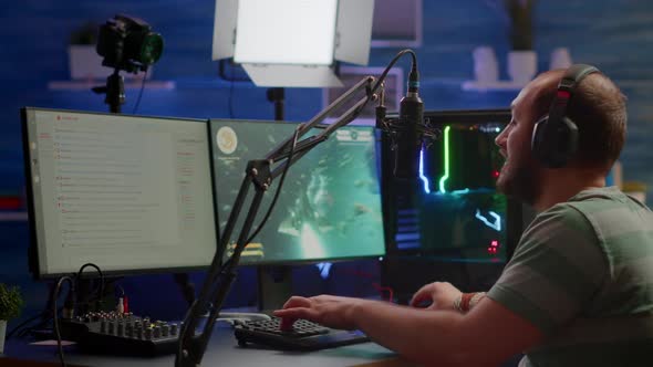 Competitive Gamer with Headphones Using Stream Chat alt