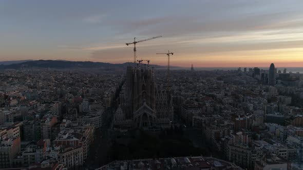 Cathedral of Sagrada familia on Barcelona surrounded by other Buildings alt