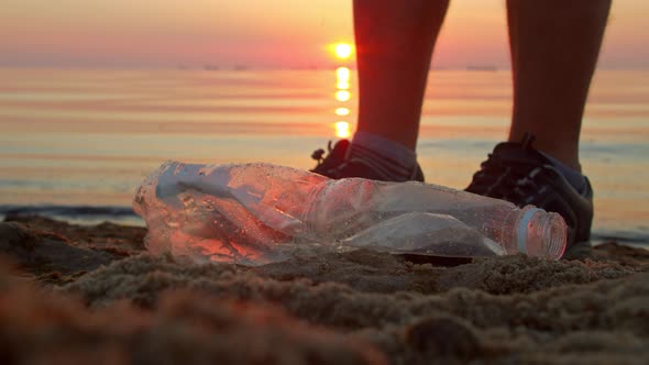 Volunteers Collect Garbage Rubbish on the Beach alt