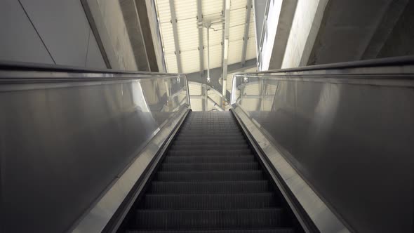 Moving walkway, moving sidewalk, moving pavement, travelator at an international airport alt