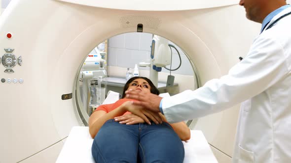 Doctor consoling a patient before mri scan alt