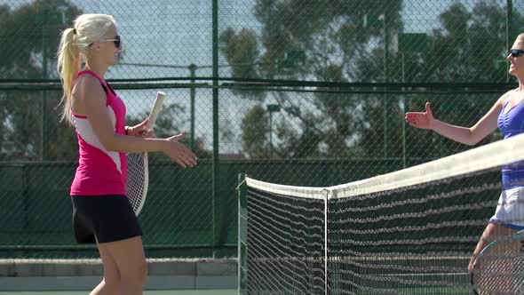 Women playing tennis. alt