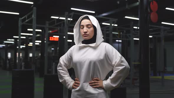 Portrait of a Muslim Woman in a Sports Hijab in the Gym alt
