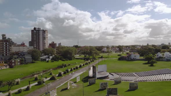 city ​​with buildings and a wide park alt