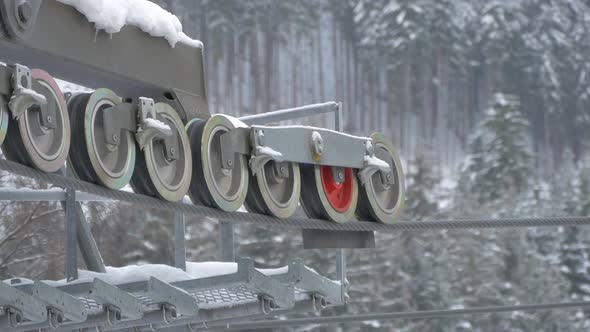 Sheave wheels spinning on a cable alt