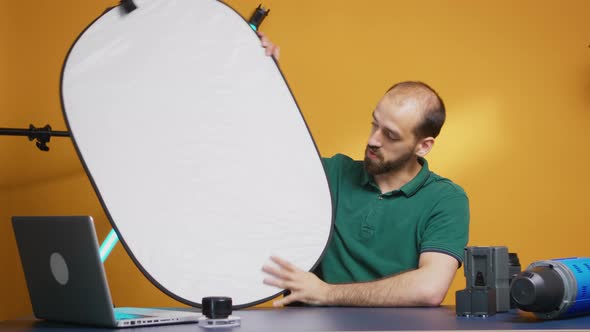 Photographer Discussing About White Reflector alt