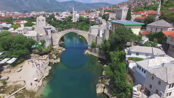 Crowd watching people jumping of the bridge in Mostar alt