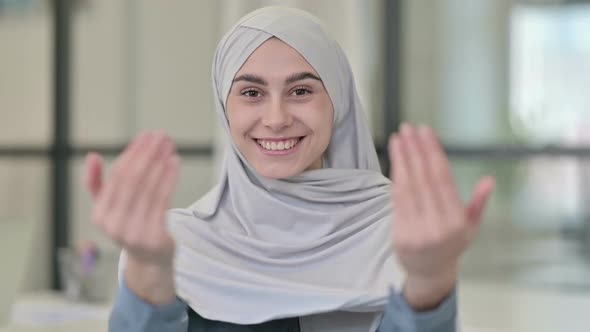 Young Arab Woman Pointing at Camera Inviting alt