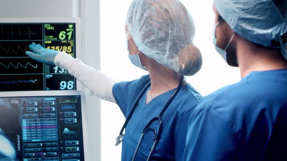 Professional medical doctors working in emergency medicine. Portrait of surgeon and the nurse. alt