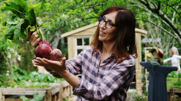 Mature woman holding beetroot vegetable alt