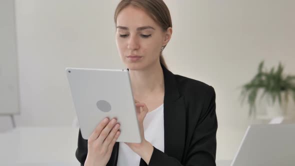 Close Up of Young Businesswoman Using Tablet alt