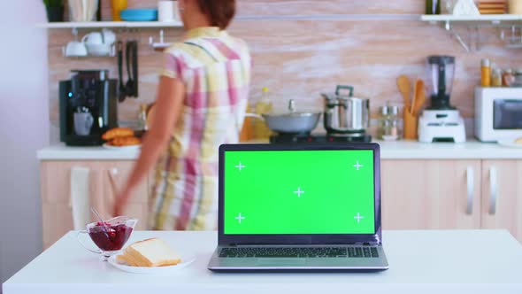 Laptop with Green Screen alt