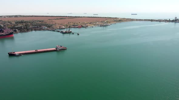 Large Cargo Ship Comes To Port alt