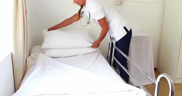 Nurse doing a bed for a patient alt