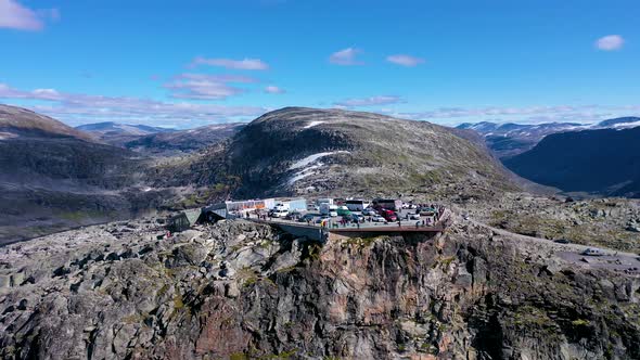 Mountain Viewpoint on the edge of a cliff surrounded by stunning landscapes alt