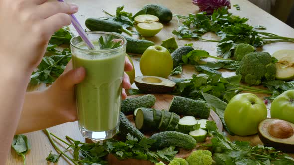 Organic Freshly Squeezed Green Vegetable and Fruit Smoothie Into the Glass alt