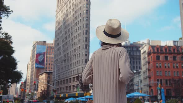 Young girl at the famous Flatiron building alt
