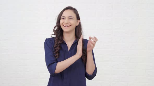 Indian girl clapping alt