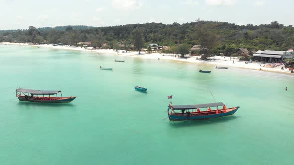 People enjoy paradisiac beaches of Koh Rong Samloem, Cambodia alt