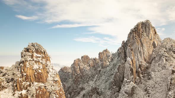 Time lapse fog surrounding the Yellow Mountains (Huangshan) in China alt
