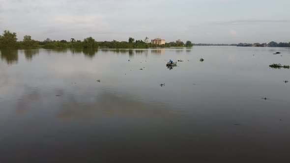Move toward angler at wooden boat fishing at Sungai Perak alt