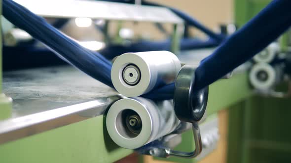 Mechanical Rollers with Coloured Yarn Going Between Them alt