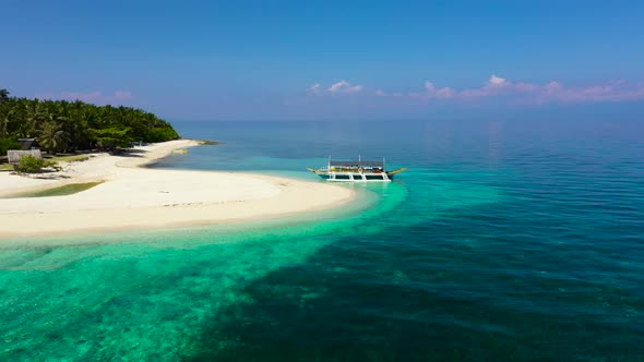 Tranquil Beach Scenery. Exotic Tropical Beach Landscape with White Sand Beach and Amazing Turquoise alt