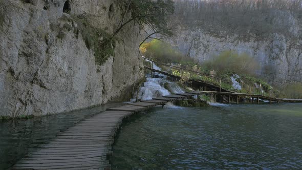 Wooden boardwalk over waterfall at Plitvice Park alt