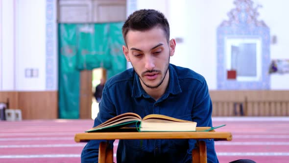 Teen Who Read Quran Mosque alt