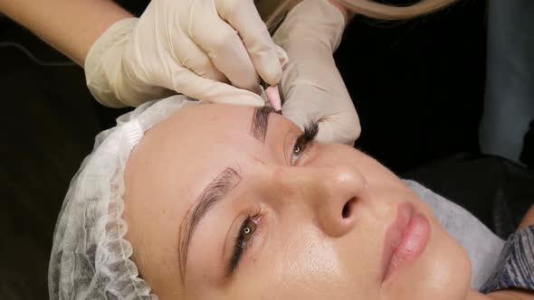 The Master Draws a New Shape of the Eyebrows with Special Pencil alt