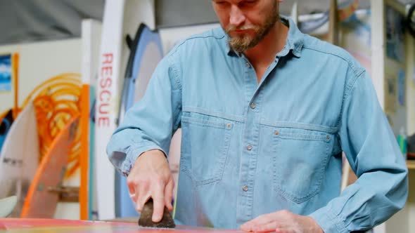 Man making surfboard alt